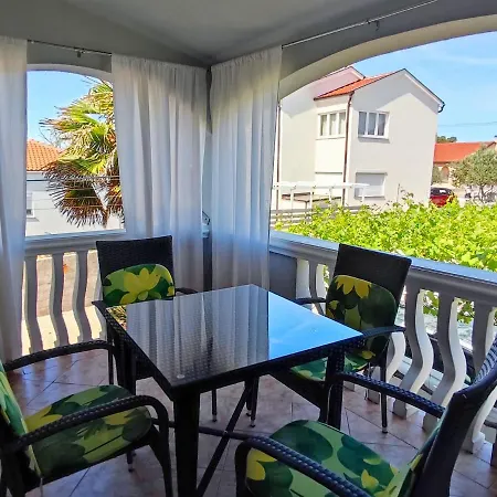 Kastelina Apartment Vir